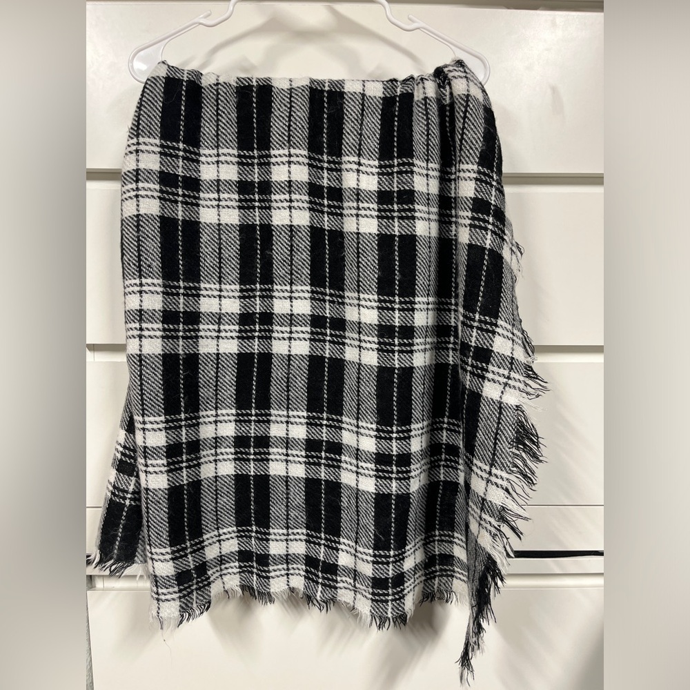 Black and White Blanket Scarf